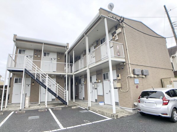 レオパレスマロンフィルドの物件外観写真